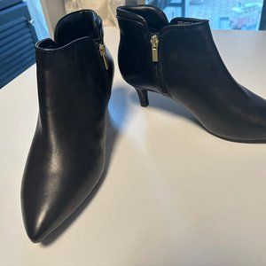 Rockport Kitten Heel bootie, Size 10M